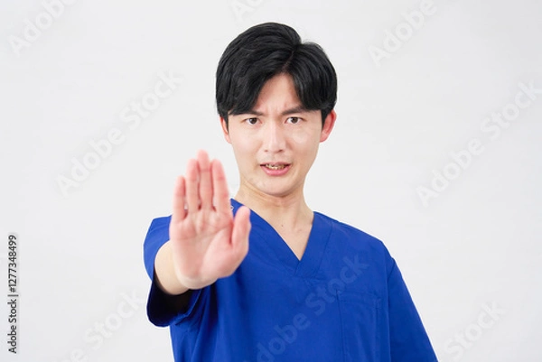 Fototapeta 医者・看護師・歯科医師・介護士　男性　ストップのジェスチャー　白背景