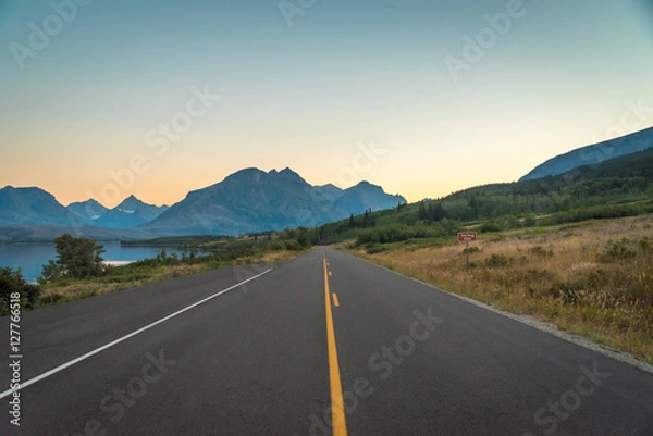 Obraz A road to the mountains.
