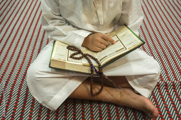 Obraz Boy reading Quran.