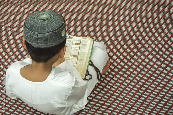 Obraz Boy reading Quran.