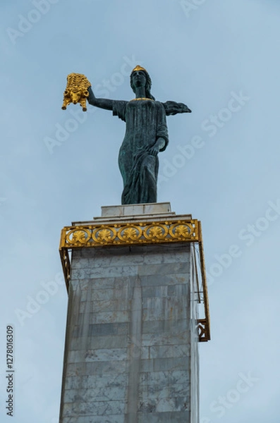 Obraz Monument statue on pedestal in city square
