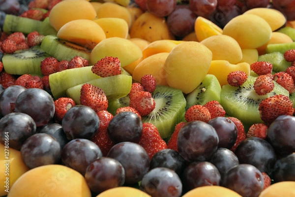 Fototapeta Frutta fresca, estate - uva - kiwi - fragole - albicocche - macedonia