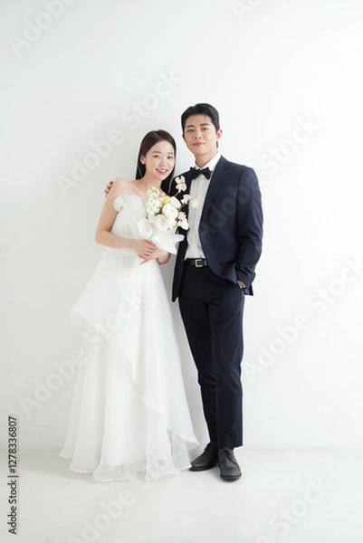 Fototapeta 屋内で撮影をした若い男女のウエディングポートレート