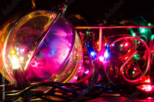 Fototapeta Decoración de Navidad con esferas y luces en fondo negro