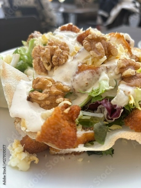 Obraz Ensalada con nueces y pollo frito