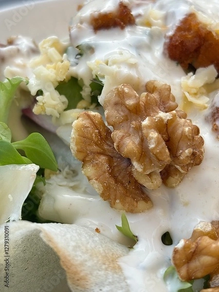Obraz Nueces en ensalada con lechuga y mayonesa-