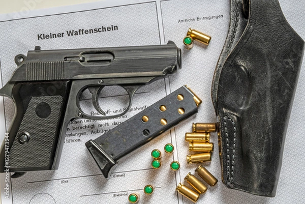 Fototapeta Schreckschusswaffe mit Munition und Halfter auf kleinem Waffenschein