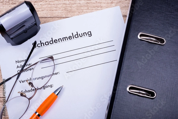 Obraz Formular Schadenmeldung auf Holztisch