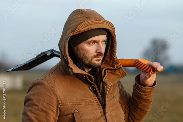 Fototapeta Мужчина с лопатой