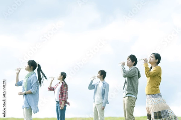 Fototapeta 水を飲む若者たち