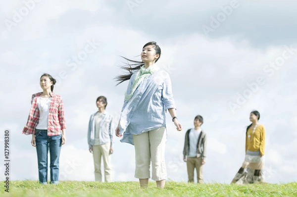 Fototapeta 草原に立つ若者たち