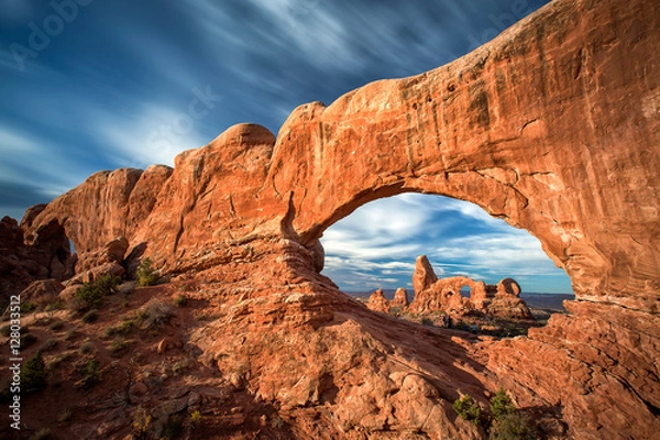 Fototapeta Widok łuku wieżyczki z okna północnego w Arches National Par