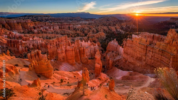 Fototapeta Sceniczny widok oszałamiającego czerwonego piaskowca w Bryce Canyon National P.