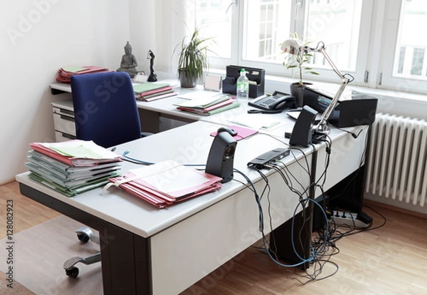 Fototapeta Aufgeräumter und strukturierter Schreibtisch im Büro