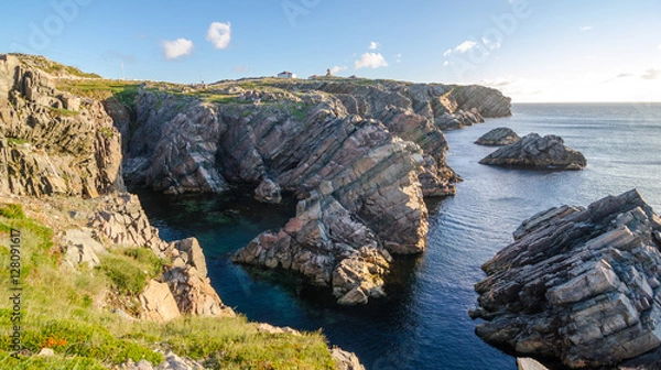Fototapeta Linia brzegowa Cape Bona Vista w Nowej Funlandii w Kanadzie. Na horyzoncie stacja latarni morskiej na końcu przylądka.
