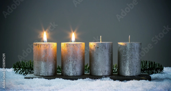 Fototapeta Zweite Advent - Vier silberne Adventskerzen mit zwei angezündeten Kerzen