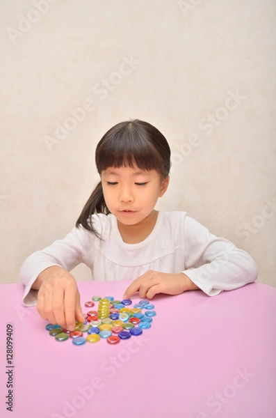 Fototapeta おはじきで遊ぶ女の子