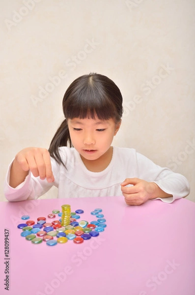 Fototapeta おはじきで遊ぶ女の子