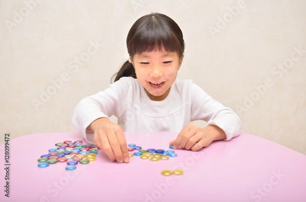 Fototapeta おはじきで遊ぶ女の子