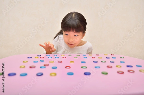 Fototapeta おはじきで遊ぶ女の子