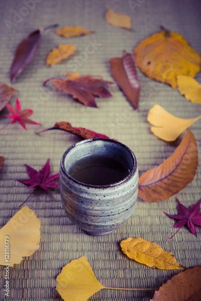 Fototapeta お茶と落ち葉