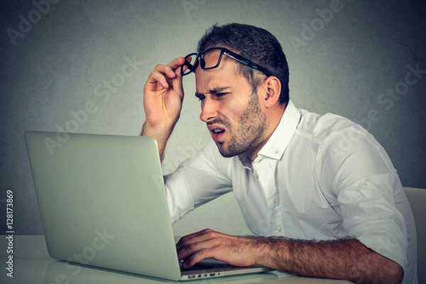 Fototapeta człowiek w okularach mający problemy ze wzrokiem mylony z oprogramowaniem laptopa