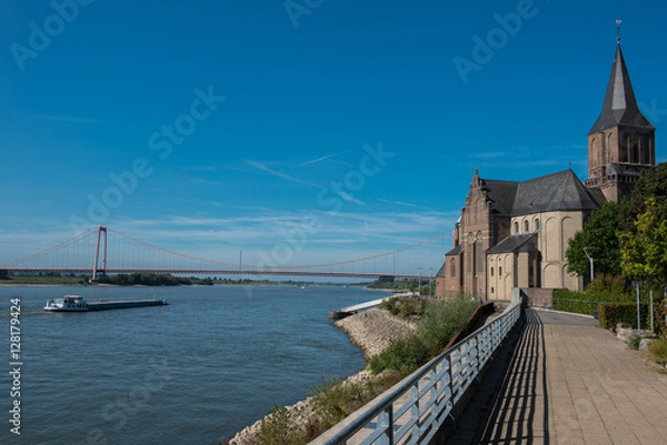 Obraz Martinikirche in Emmerich mit Blick auf die Rheinbrücke