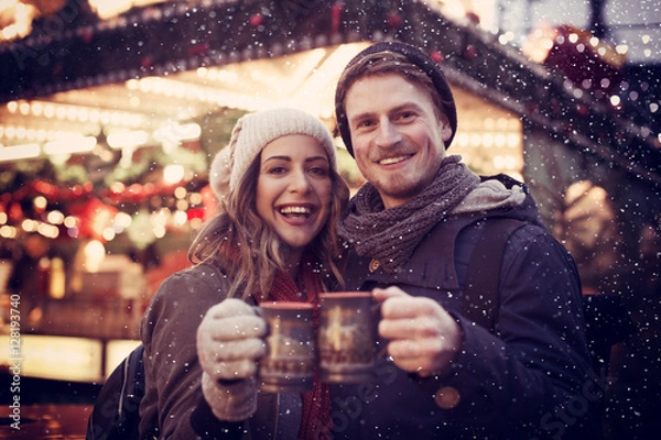 Obraz Para na jarmarku bożonarodzeniowym