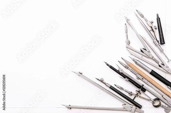Fototapeta Narzędzia rysunkowe na tle białego arkusza