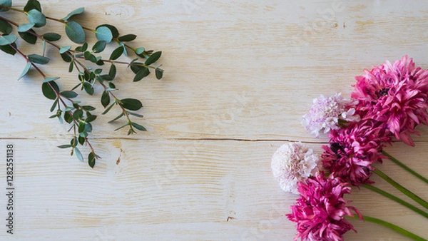 Fototapeta 上品なボタニカル：木目背景とピンクの花の静かな美しさ