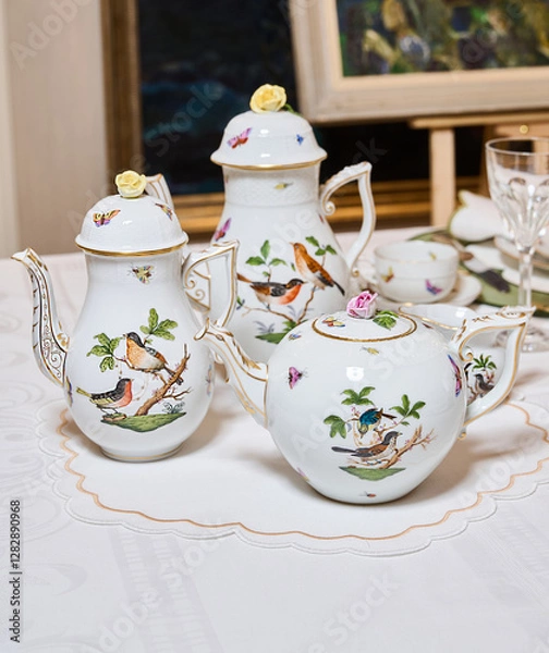 Obraz Fine vintage Rothschild Bird porcelain for true connoisseurs and royalty. The finest hand-painted forforework. Magnificent setting using unique textiles and fresh flowers. This service will not leave 