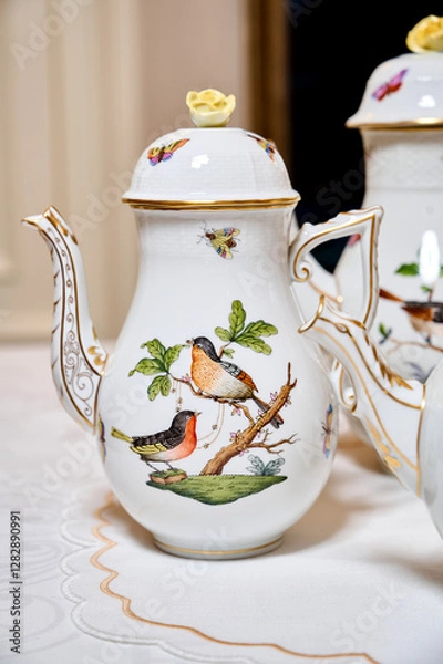 Obraz Fine vintage Rothschild Bird porcelain for true connoisseurs and royalty. The finest hand-painted forforework. Magnificent setting using unique textiles and fresh flowers. This service will not leave 
