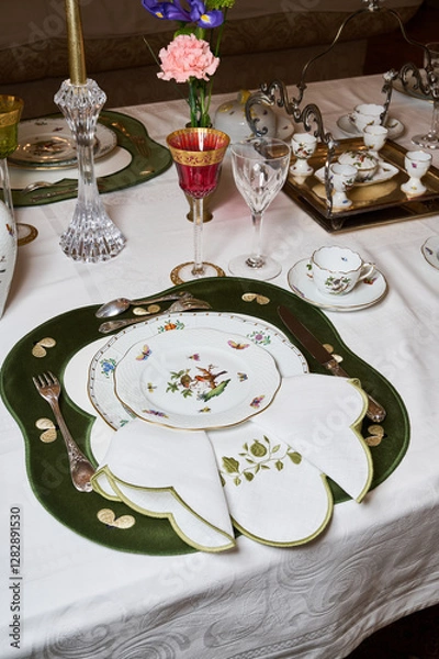 Obraz Fine vintage Rothschild Bird porcelain for true connoisseurs and royalty. The finest hand-painted forforework. Magnificent setting using unique textiles and fresh flowers. This service will not leave 