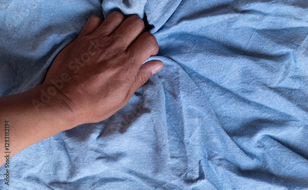 Fototapeta シーツを握りしめる人の手元