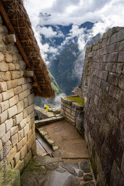 Obraz Machu Picchu cloudy view between buildings