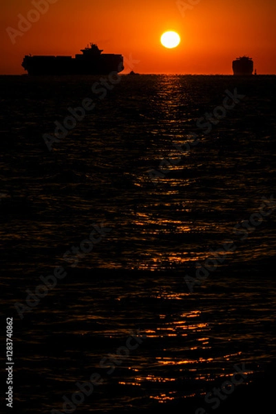 Fototapeta 朝日が映える海の光の道と船のシルエット20250101