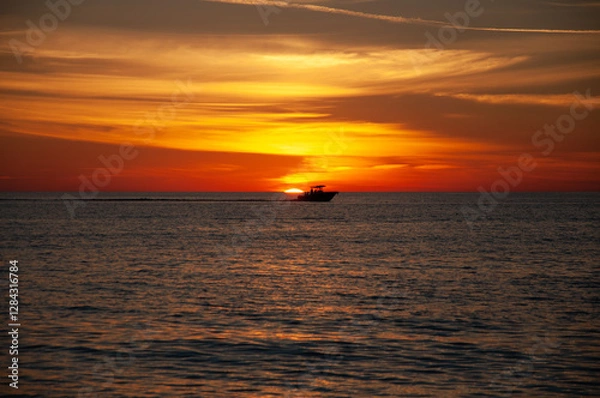 Obraz Fischerboot im gelb orangenen Sonnenuntergang