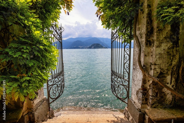 Obraz blick durch ein eisentor auf den comer see