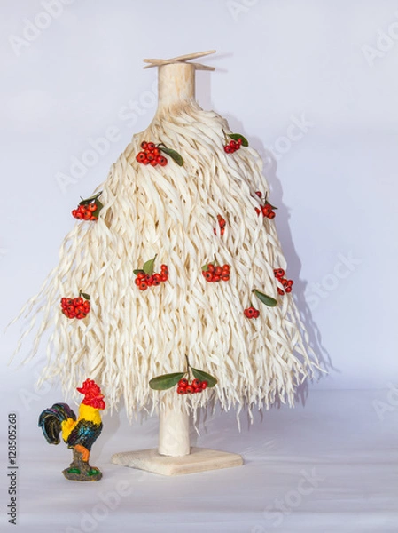 Obraz White wood shavings Christmas tree with red berries and a rooster 