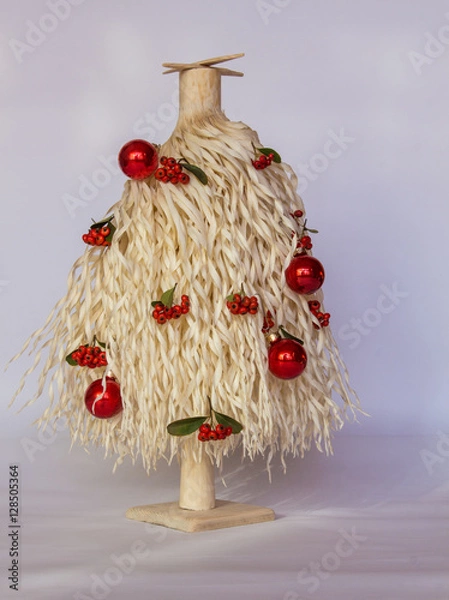 Obraz White wood shavings Christmas tree with red berries and red ornament