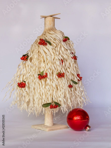 Obraz White wood shavings Christmas tree with red berries and one big red ornament