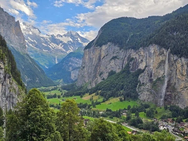 Fototapeta A stunning summer photo of Brienzer Rothorn, one of Switzerland’s most beautiful peaks, showcasing its majestic view over the surrounding Swiss Alps. The image captures the lush green landscapes and v