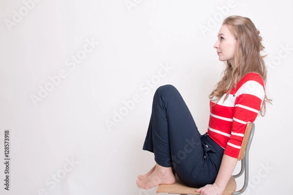 Fototapeta Mädchen sitzt im Studio
