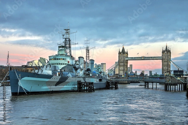 Obraz HMS Belfast with Tower Bridge in London, United Kingdom