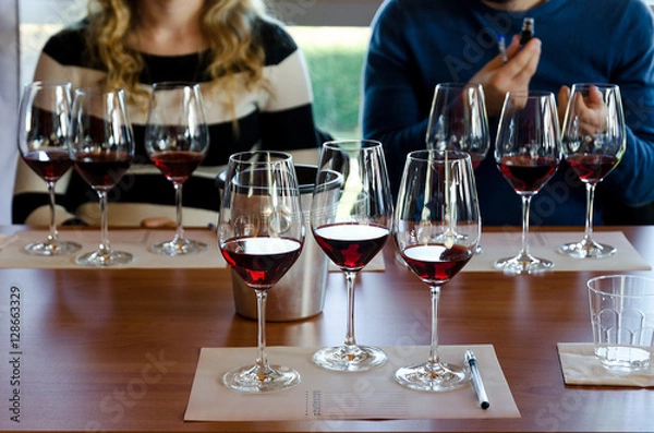Fototapeta Degustacja wina w Langhe (Włochy) z trzema kieliszkami Nebbiolo na stole