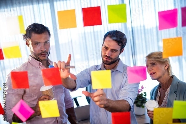 Obraz Businessmen reading post it