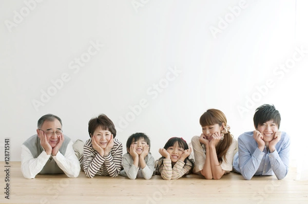 Obraz 床に寝転ぶ3世代家族