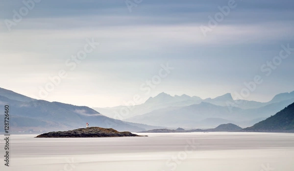 Fototapeta Wybrzeże Norwegii morze w chmurach mgły. Latarnia morska na skale