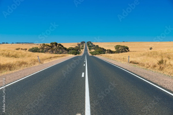 Obraz Prosta australijska autostrada na wiejskim odludziu w odległym kraju