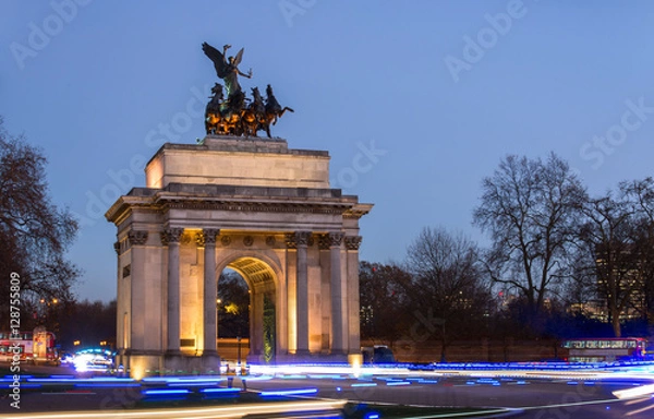 Obraz Light streaks at Wellington Arch at constitution hill, London, UK